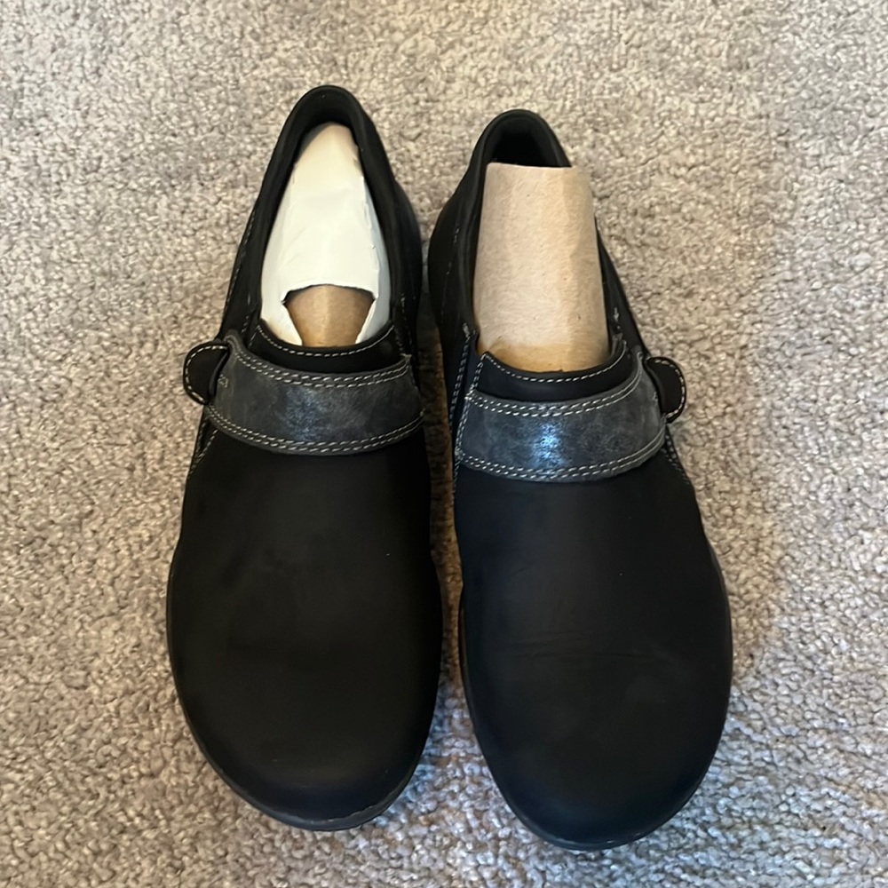 Clarks size 8 ladies shoe nwt